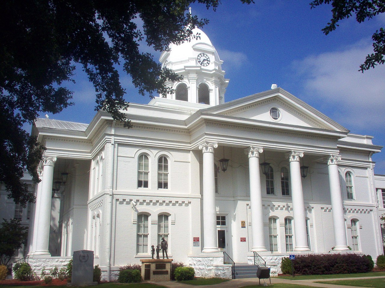 Haus and Hues in Tuscumbia, Alabama